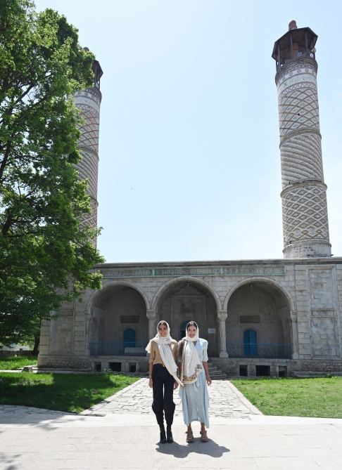 Президент Ильхам Алиев побывал в мечети Юхары Гевхарага в Шуше (ФОТО)