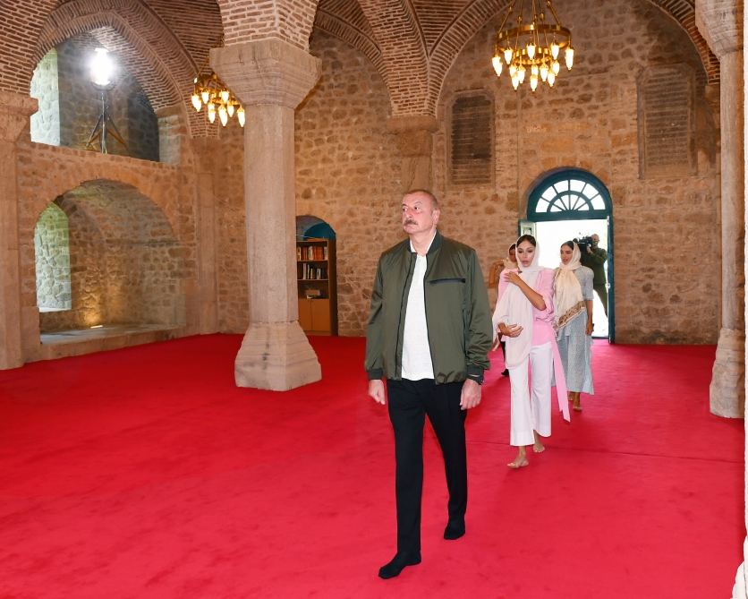 Президент Ильхам Алиев побывал в мечети Юхары Гевхарага в Шуше (ФОТО)