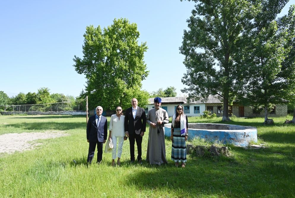 Президент Ильхам Алиев и Первая леди Мехрибан Алиева посетили среднюю школу №1 в поселке Нидж и церковь Святого Елисея «Чотари» (ФОТО) (версия 2)