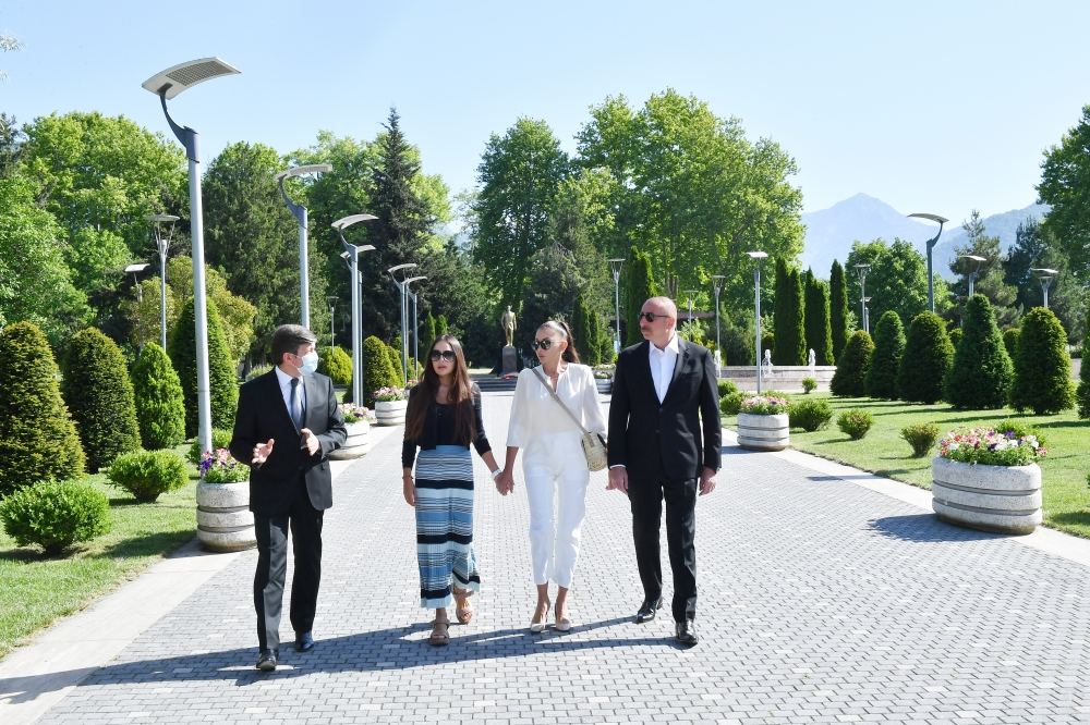 Azerbaijani president, first lady arrive in Gabala district (PHOTO)