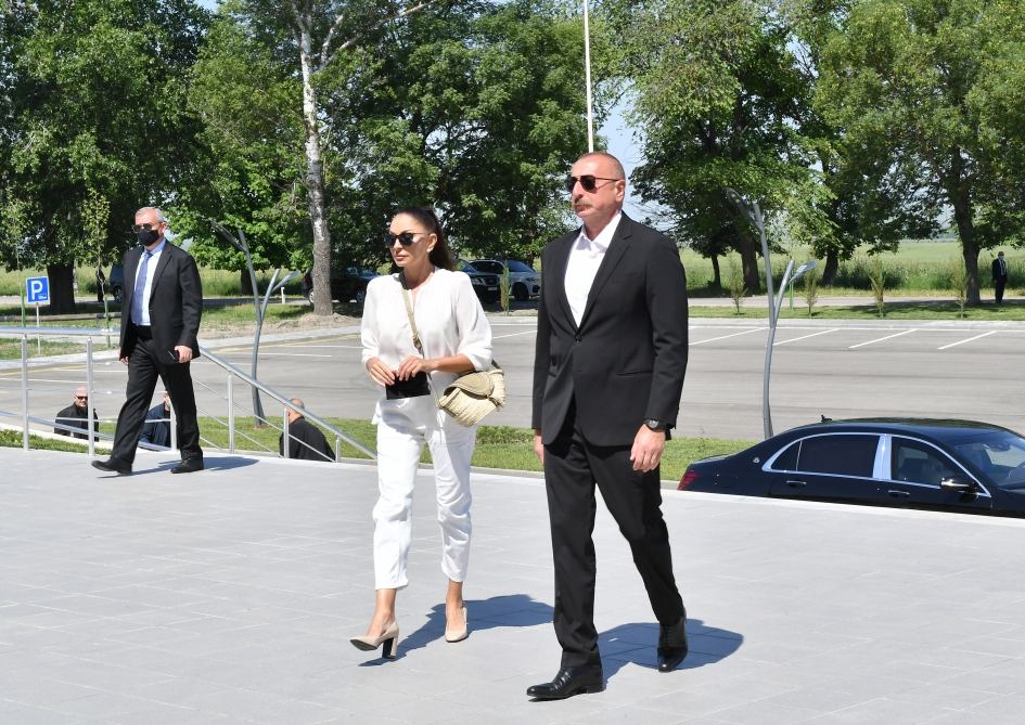 Президент Ильхам Алиев и Первая леди Мехрибан Алиева приняли участие в открытии железнодорожного вокзала в Габале и однолинейной железной дороги ст. Ляки-Габала (ФОТО)