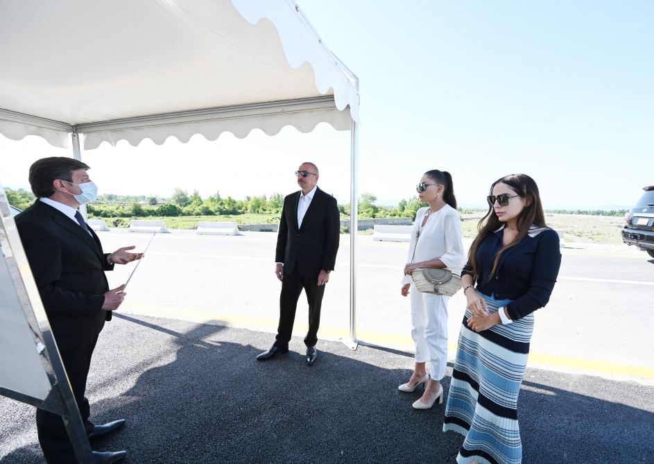 Президент Ильхам Алиев и Первая леди Мехрибан Алиева приняли участие в мероприятии по сдаче в эксплуатацию нового моста и реконструированной автодороги в Габале (ФОТО)