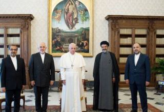 Iran's FM discussing international issues with Pope (PHOTO)