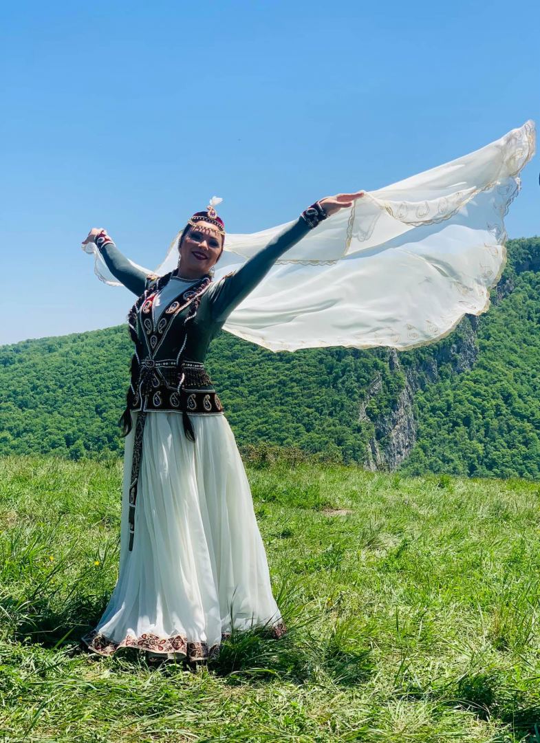 Летала на Джыдыр дюзю, как птица, а вокруг кружили бабочки - заслуженная артистка, танцовщица Этери Джафарова (ВИДЕО, ФОТО)