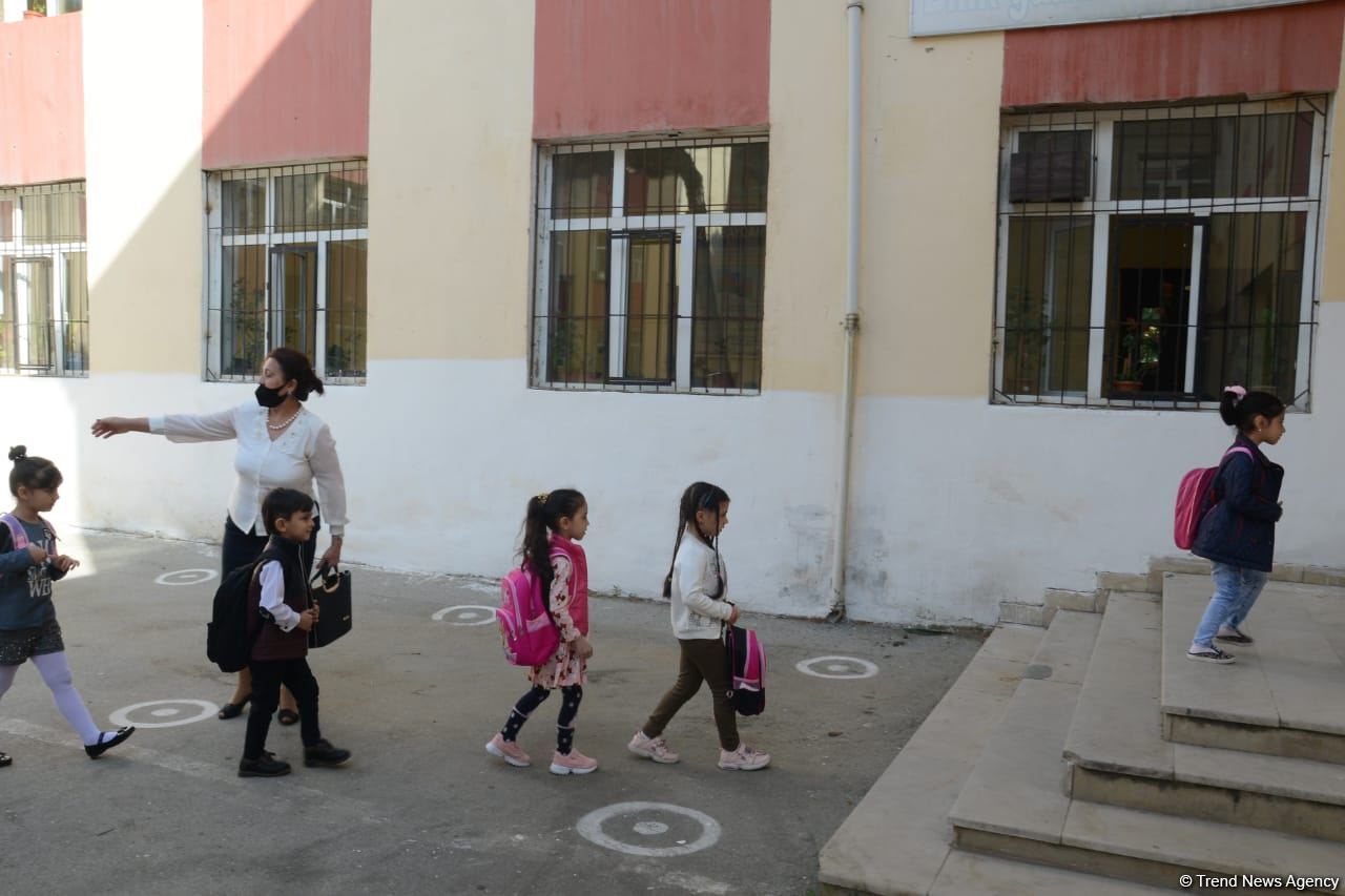 Azerbaijan partially resumes full-time lessons at schools in several cities and districts (PHOTO)