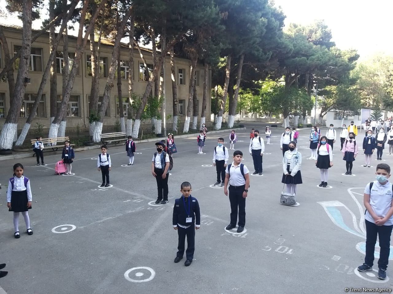 Azerbaijan partially resumes full-time lessons at schools in several cities and districts (PHOTO)