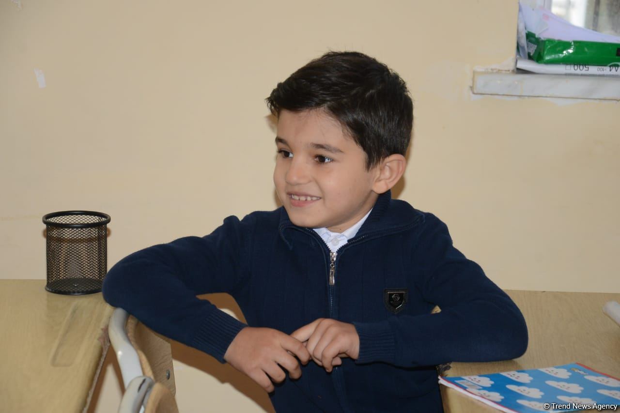 В школах ряда городов и районов Азербайджана частично возобновились очные занятия (ФОТО)