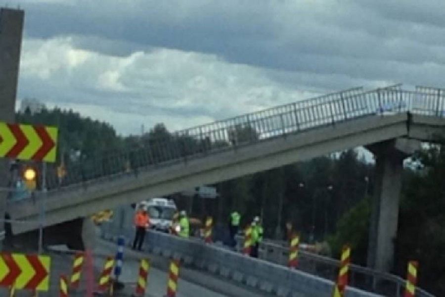 В Германии рухнул пешеходный мост
