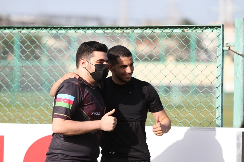 Впервые в истории азербайджанского спорта болельщик стал личным гостем футбольной команды (ВИДЕО, ФОТО)