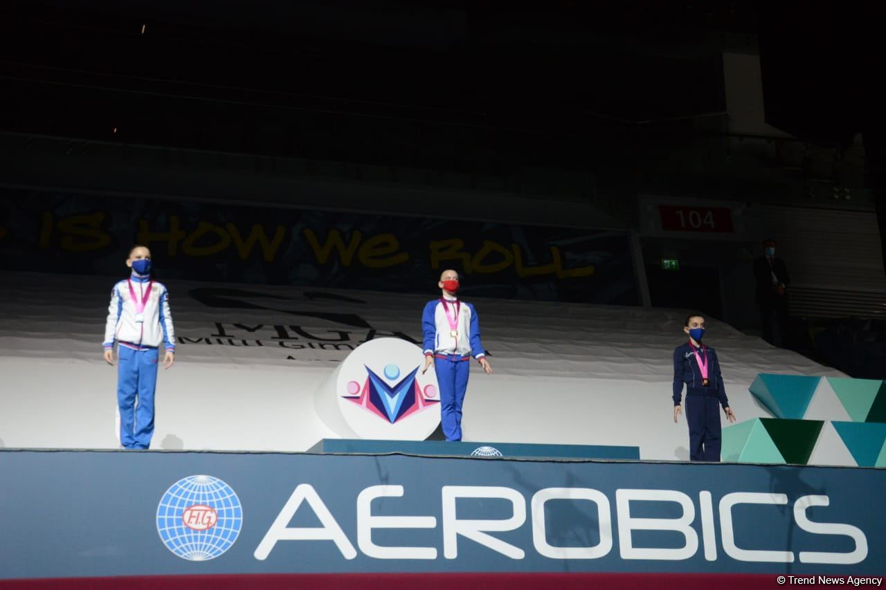 В Баку наградили победителей Всемирных соревнований по аэробной гимнастике в индивидуальной программе и в составе трио (ФОТО)