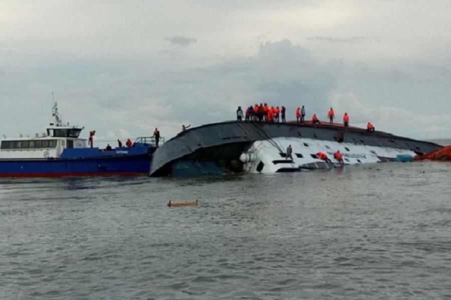 В Нигерии перевернулось судно со 160 пассажирами, десятки человек пропали без вести