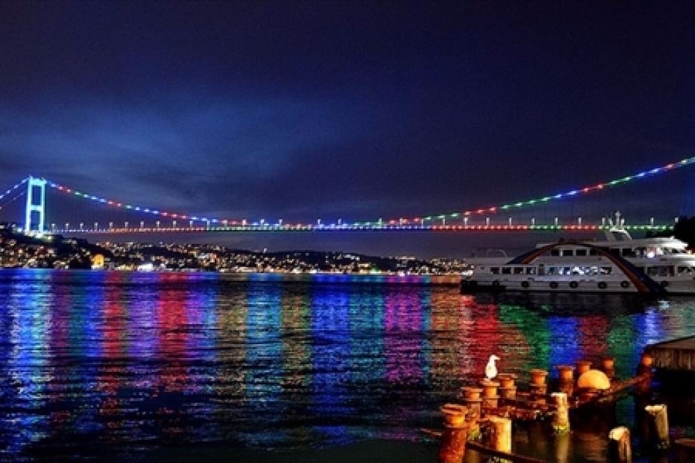 Мосты Стамбула подсвечены цветами азербайджанского флага