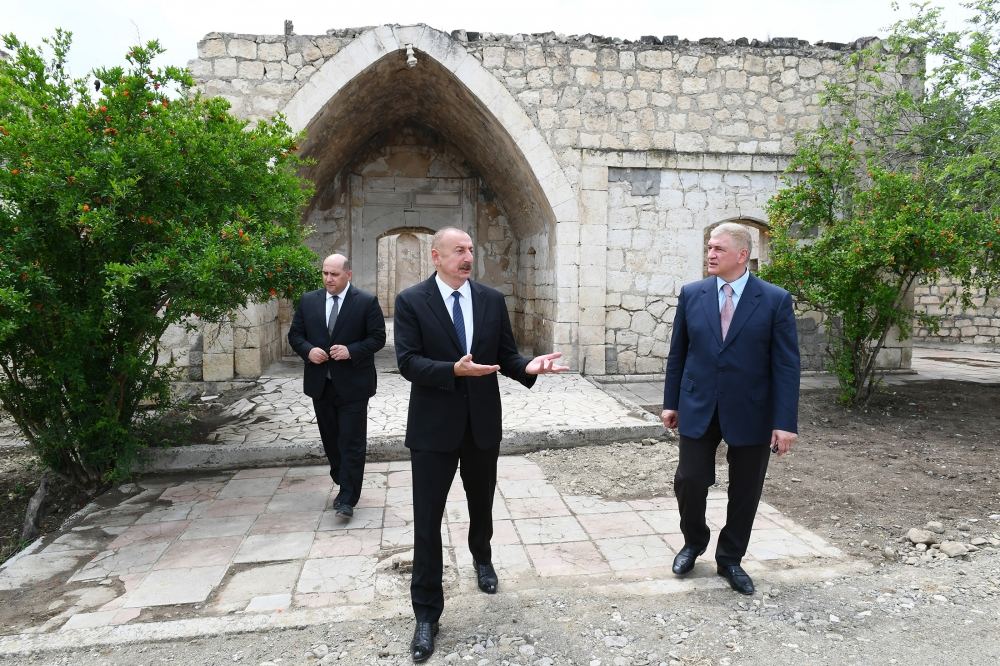 Президент Ильхам Алиев побывал в мечети Гияслы в Агдаме (ФОТО) (версия 2)