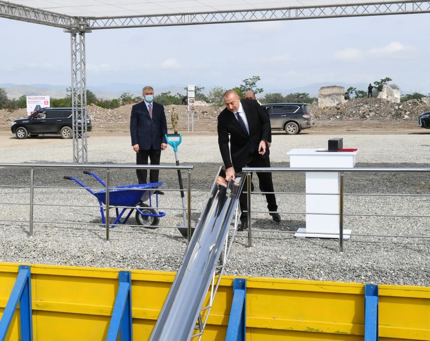 Президент Азербайджана заложил фундамент первого жилого здания, которое будет построено в городе Агдам (ФОТО)