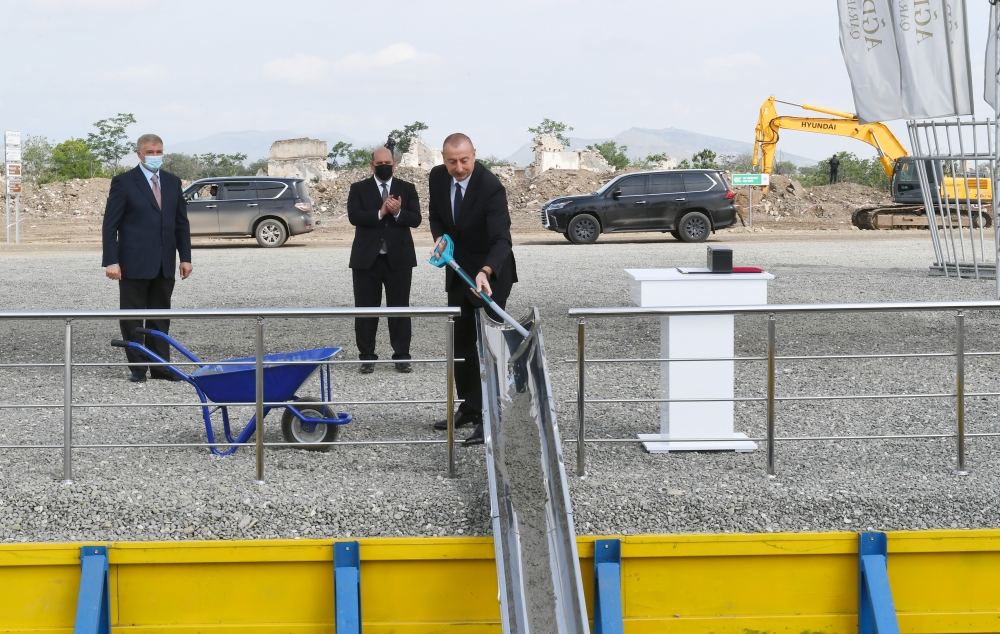 Президент Азербайджана заложил фундамент первого жилого здания, которое будет построено в городе Агдам (ФОТО) (Версия 2)