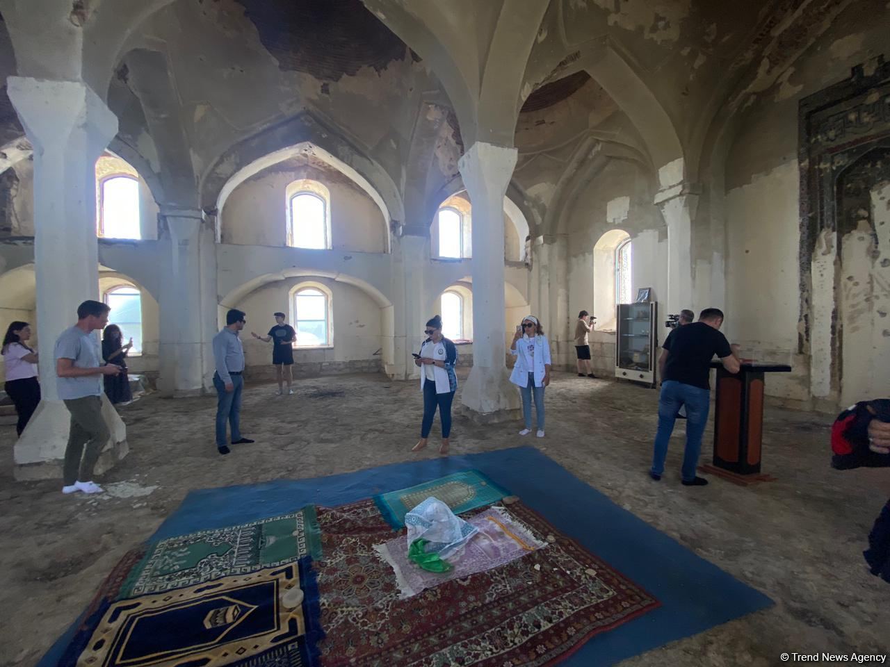 Зарубежные блогеры посетили Агдамскую мечеть (ФОТО)
