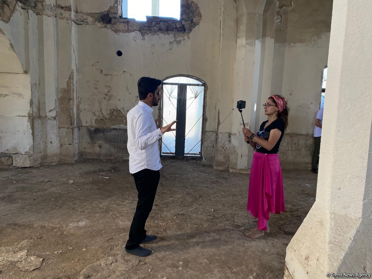 Зарубежные блогеры посетили Агдамскую мечеть (ФОТО)