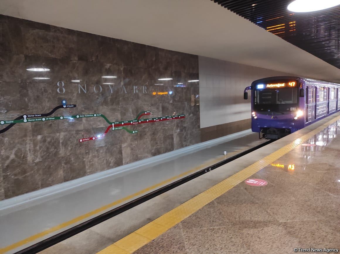 Bakıda metro qatarında problem yaranıb