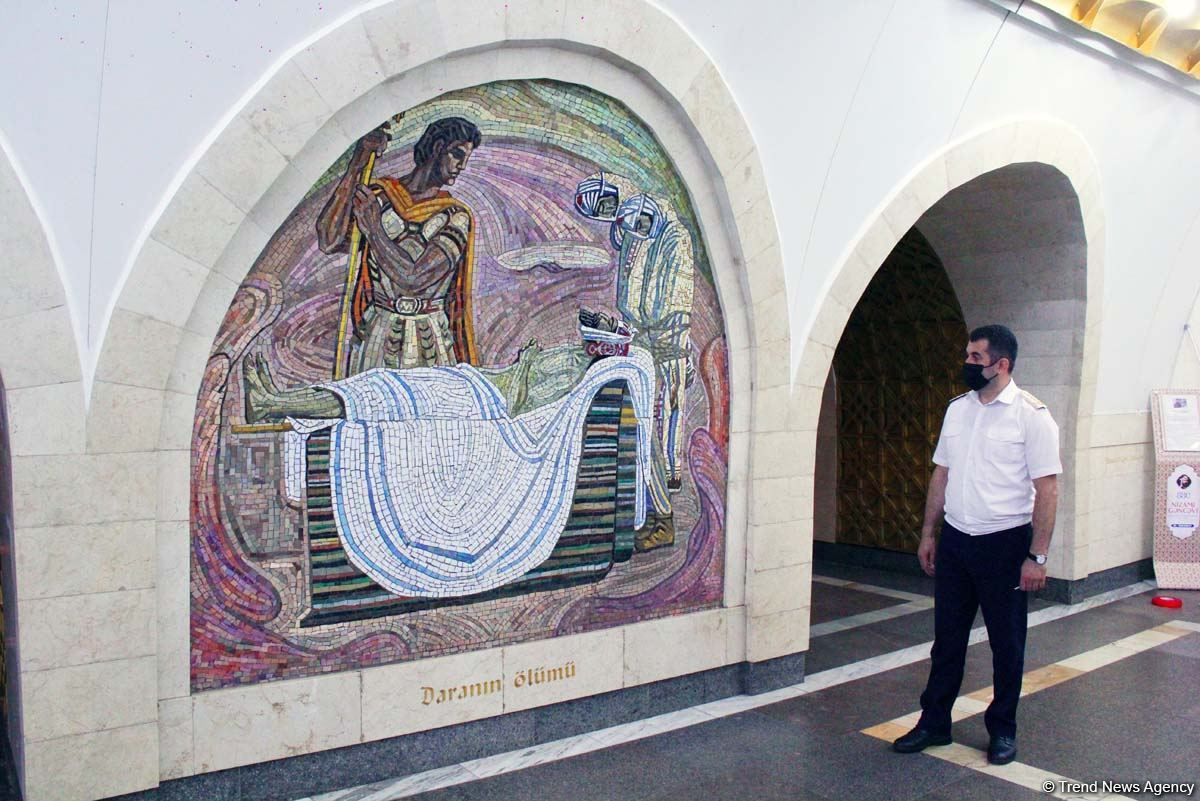 Бакинцы очарованы музеем под землей! На станции метро "Низами" открылась  экспозиция в честь Года Низами Гянджеви (ФОТО)