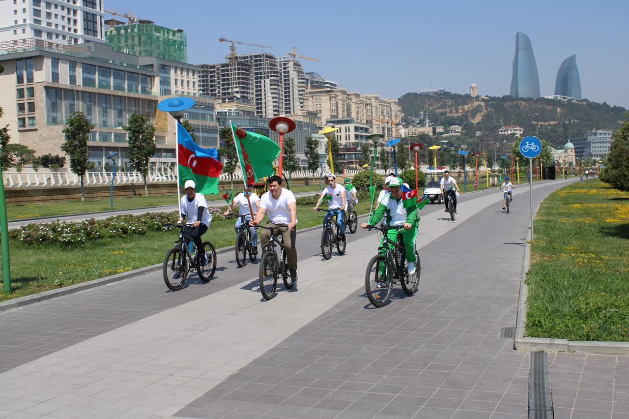 В Баку состоялся велопробег в честь Всемирного дня велосипеда и 30-летия независимости Туркменистана (ФОТО)