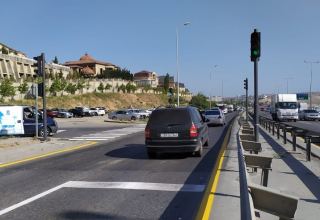 На проспекте 8 Ноября в Баку установлены новые светофоры со специальными кнопками (ВИДЕО)