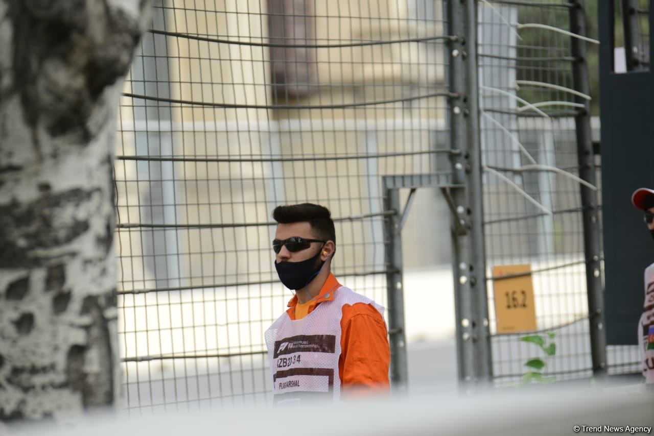 Bakı şəhər halqasında Formula 2 üzrə sərbəst yürüşlərə start verilib (FOTO)