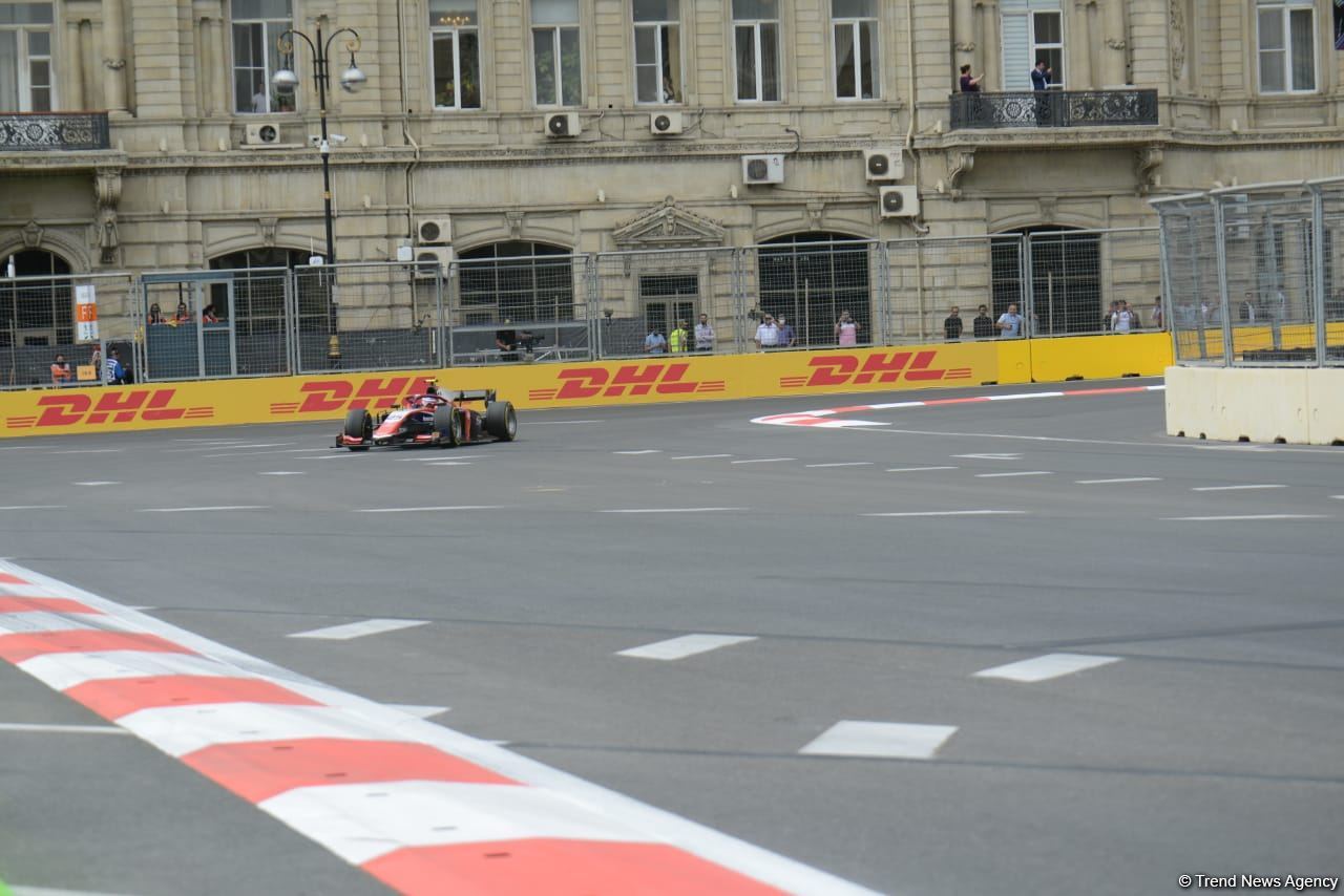 Bakı şəhər halqasında Formula 2 üzrə sərbəst yürüşlərə start verilib (FOTO)