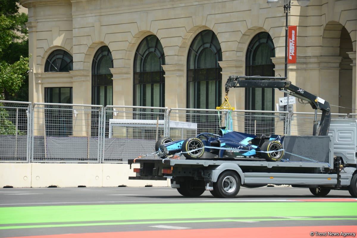 Первая авария на Гран-при Формулы-1 в Баку (ФОТО/ВИДЕО)