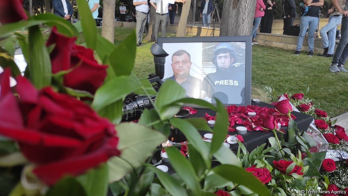 В Баку чтят память журналистов, погибших в результате подрыва на мине в Кельбаджаре (ФОТО)