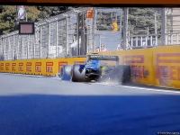 Первая авария в квалификации на Гран-при Азербайджана "Формулы 1" (ФОТО)