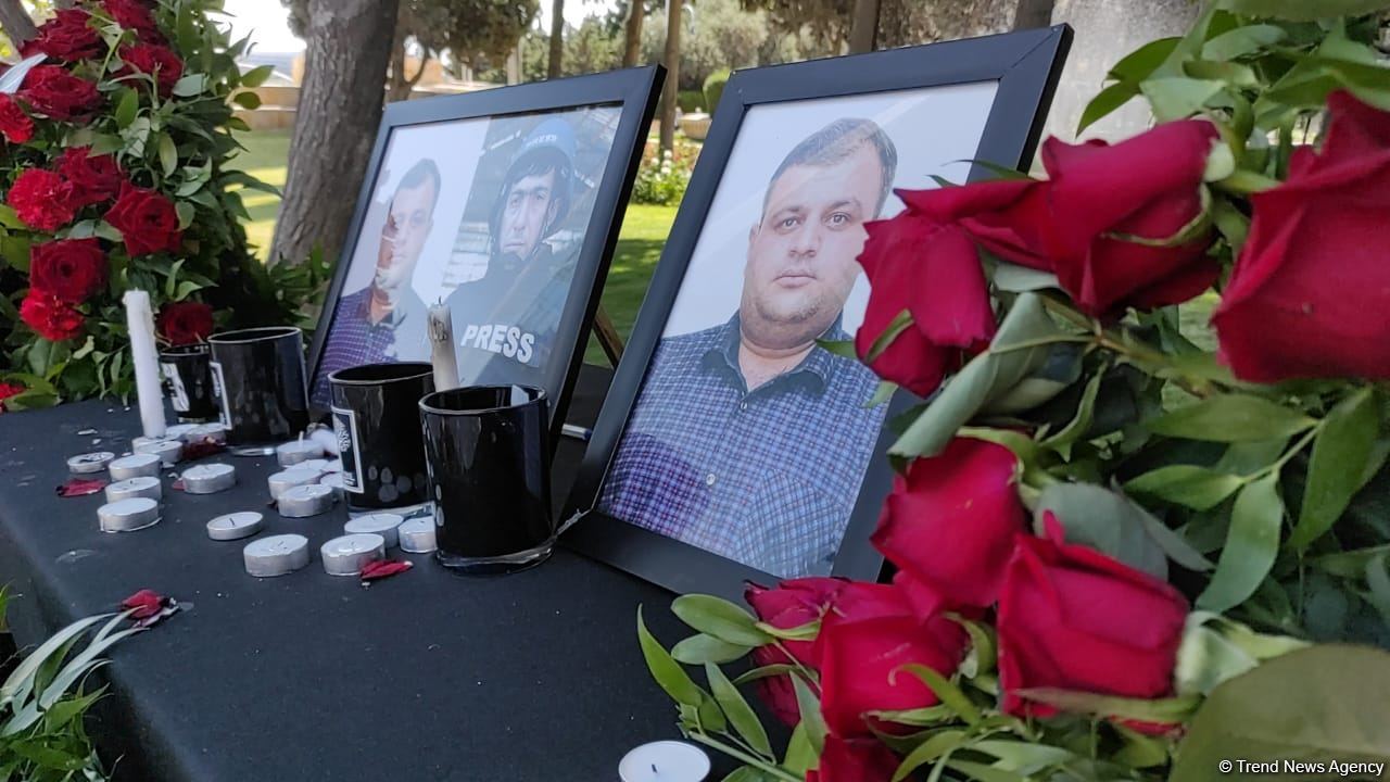 Общественность чтит память журналистов, погибших в результате подрыва на мине в Кельбаджаре (ФОТО/ВИДЕО) - Gallery Image