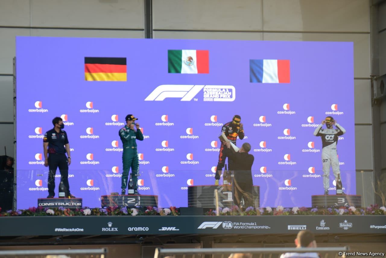 Winners of F-1 Grand Prix Azerbaijan awarded in Baku (PHOTO)