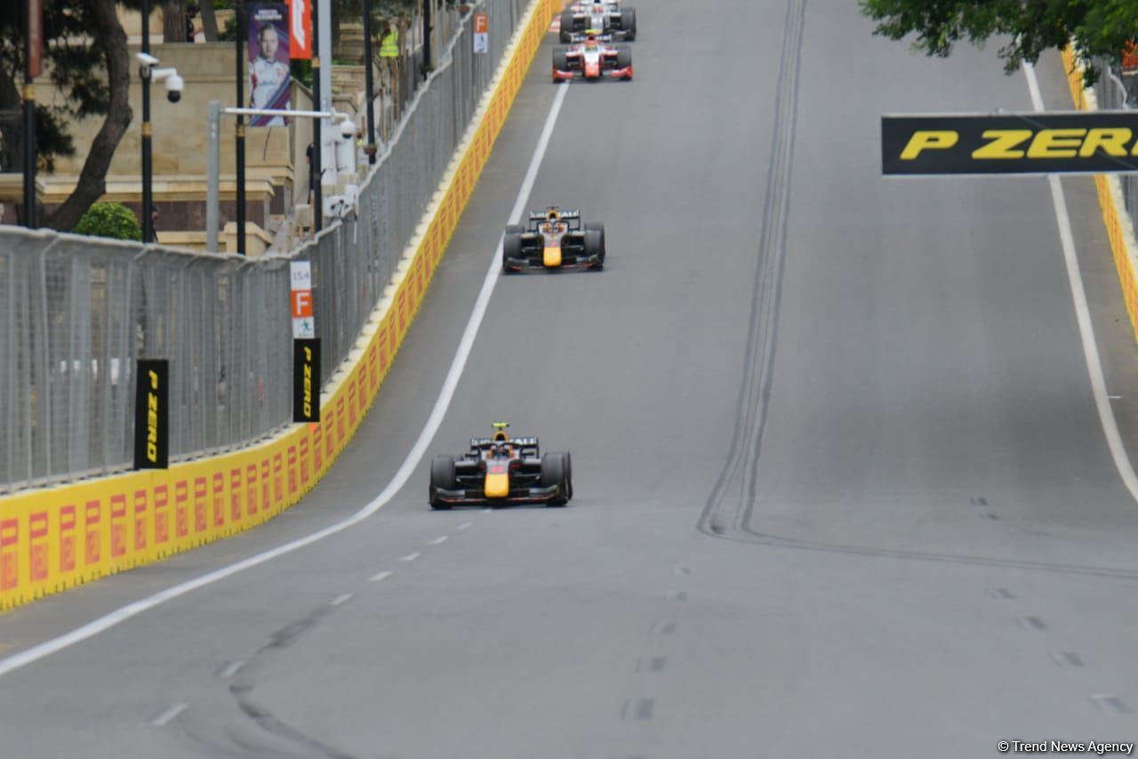 F2 Sprint Race 3 starts in Baku (PHOTO)