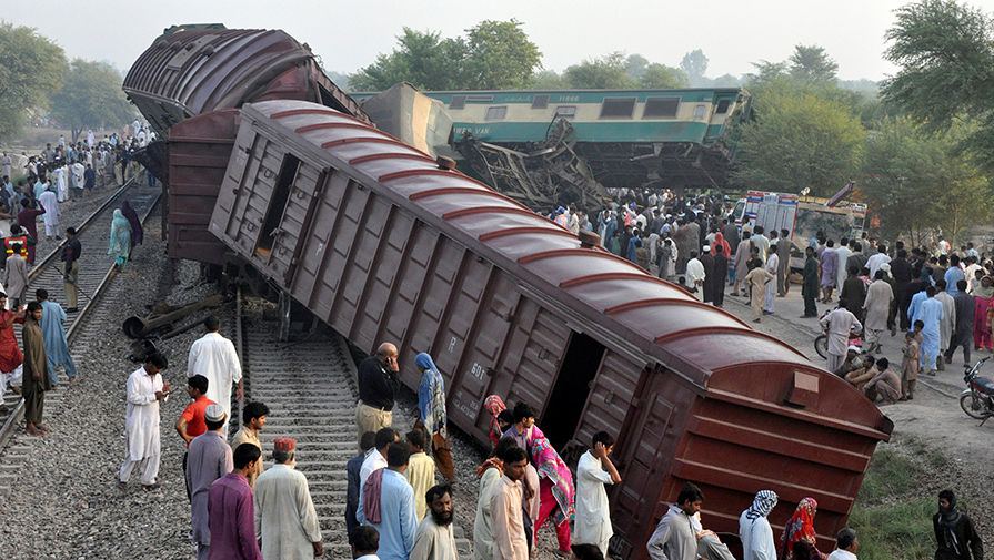 5 injured as passenger train derails after being hit by explosion in SW Pakistan