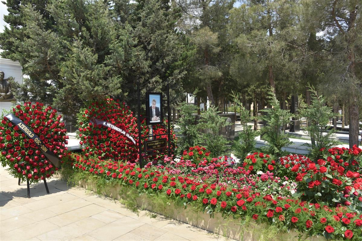 Молодежь и представители спортивной общественности Азербайджана посетили могилу Азада Рагимова (ФОТО)