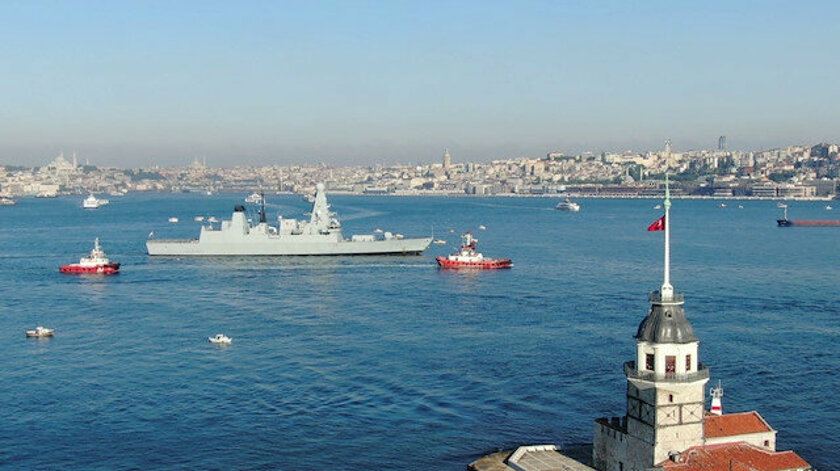 İngiliz savaş gemisi İstanbul Boğazı’nda