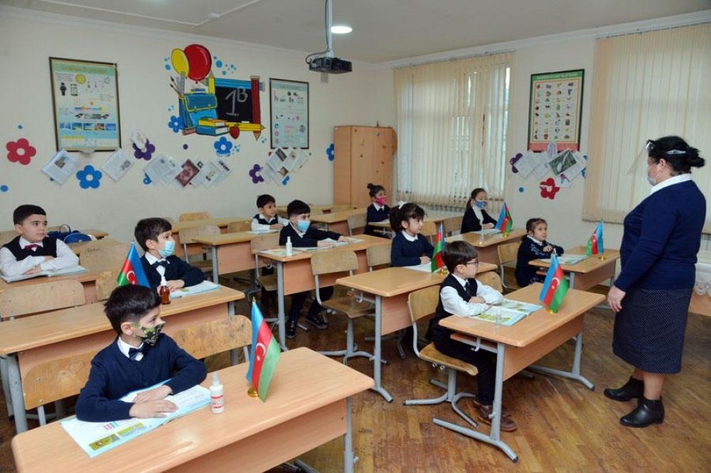 В одной из бакинских школ возобновились очные занятия