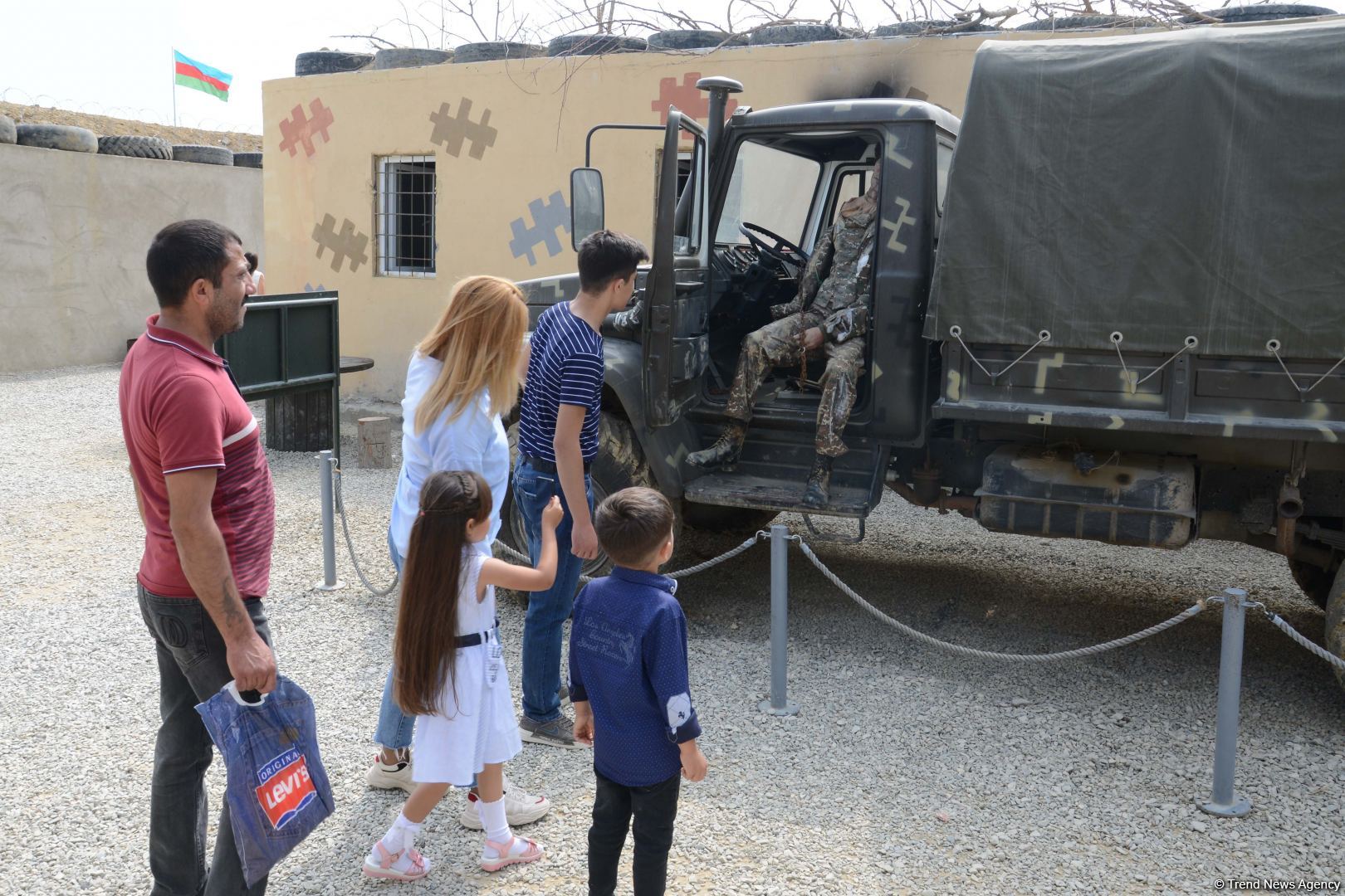 Ziyarətçilər Hərbi Qənimətlər Parkında Ordumuzun gücünü öz gözləri ilə görürlər (FOTOREPORTAJ)