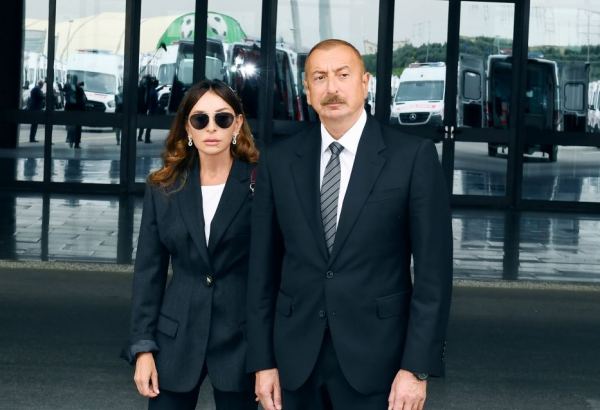 Президент Ильхам Алиев и Первая леди Мехрибан Алиева почтили память азербайджанцев, отдавших жизни ради Победы над фашизмом