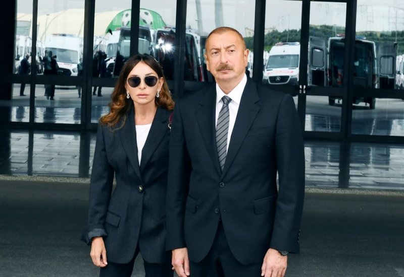 Президент Ильхам Алиев и Первая леди Мехрибан Алиева почтили память азербайджанцев, отдавших жизни ради Победы над фашизмом