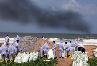 Şri-Lanka sahillərində yanan gəminin sahibindən 40 milyon dollar təzminat tələb edir
