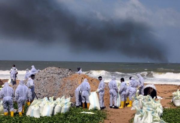 Шри-Ланка потребовала $40 млн от владельца сгоревшего у ее берегов судна