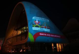 Здание Центра Гейдара Алиева освещено изображениями участников ЕВРО-2020
