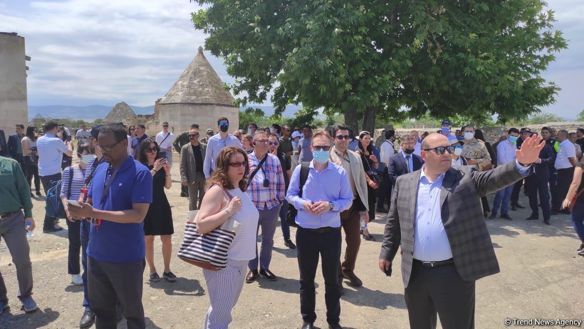 Xarici diplomatlar ermənilər tərəfindən dağıdılmış "İmarət" kompleksinə baş çəkib (FOTO)