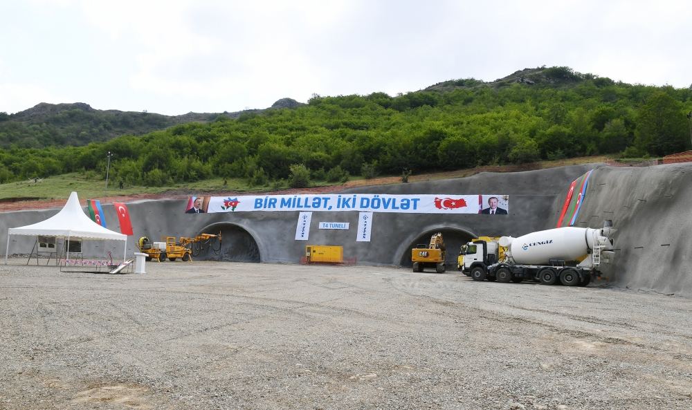 Президент Ильхам Алиев заложил фундамент тоннеля, который будет построен на автомобильной дороге Ахмедбейли-Физули-Шуша (ФОТО)