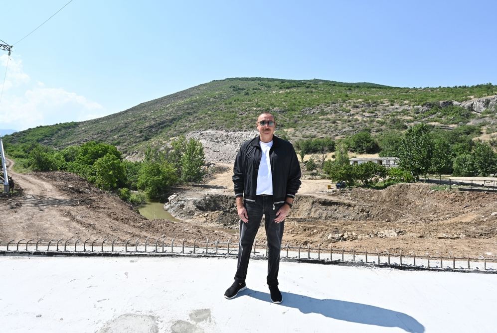 Президент Ильхам Алиев ознакомился со строительством моста на «Дороге Победы» (ФОТО)