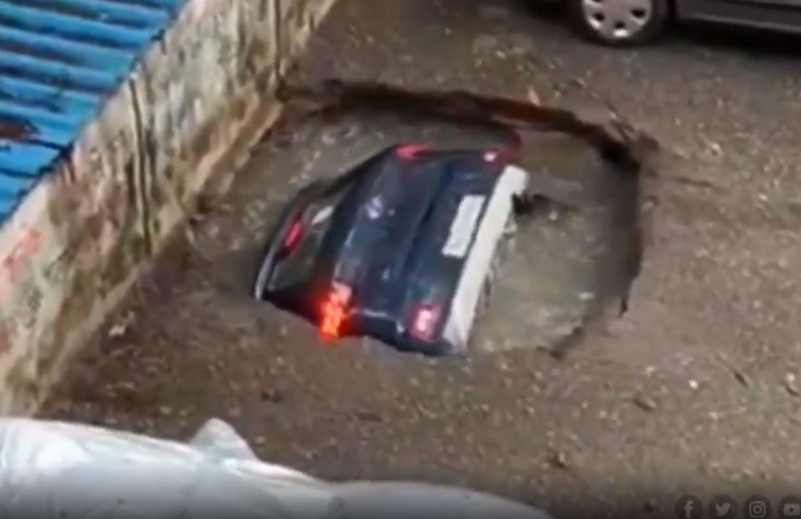 Asfalt çökdü, avtomobil çuxura düşdü (VİDEO)