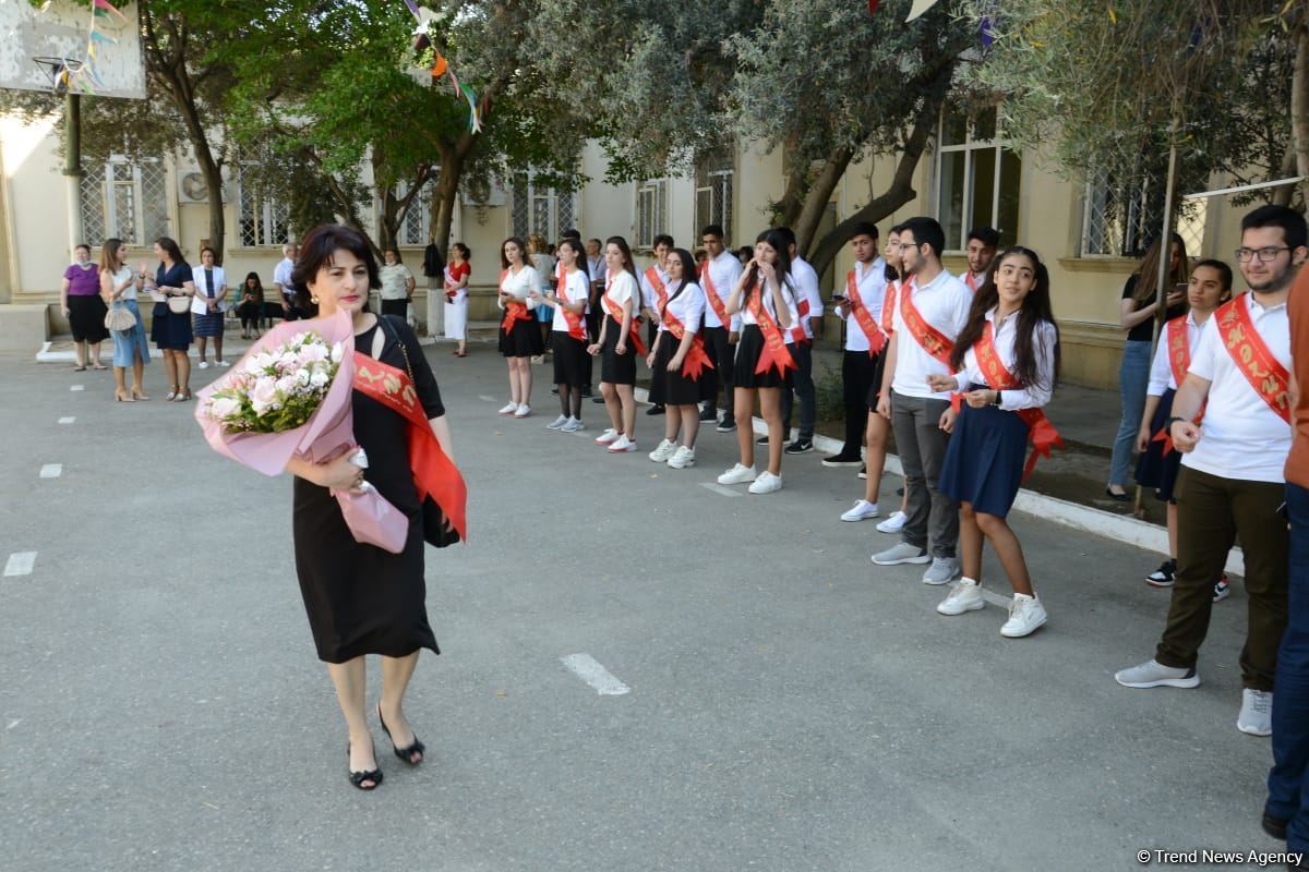 Bu gün məktəblərdə "Son zəng" çalınıb (FOTO)