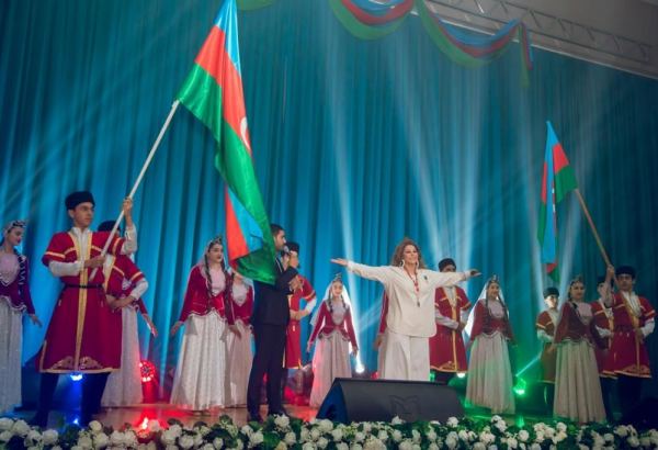 Народная артистка Айгюн Кязымова выступила с концертом, приуроченным ко Дню национального спасения (ФОТО)