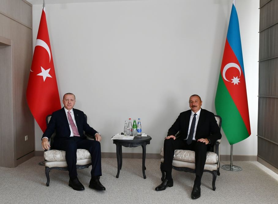 Presidents of Azerbaijan, Turkey hold one-on-one meeting (PHOTO)